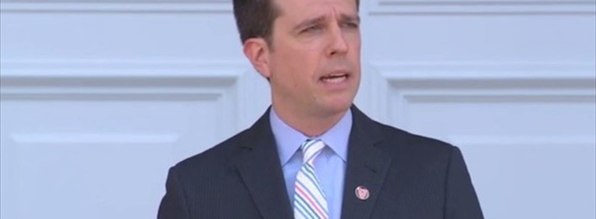 Actor Ed Helms delivers UVA commencement address, rips into Rolling Stone magazine